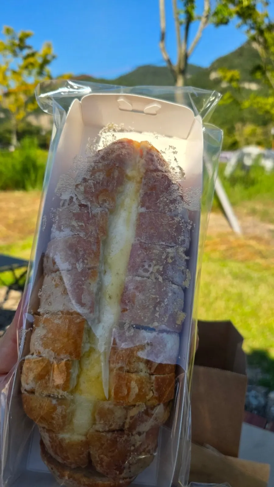 야채빵과 연유바게트를 맛보는 모습