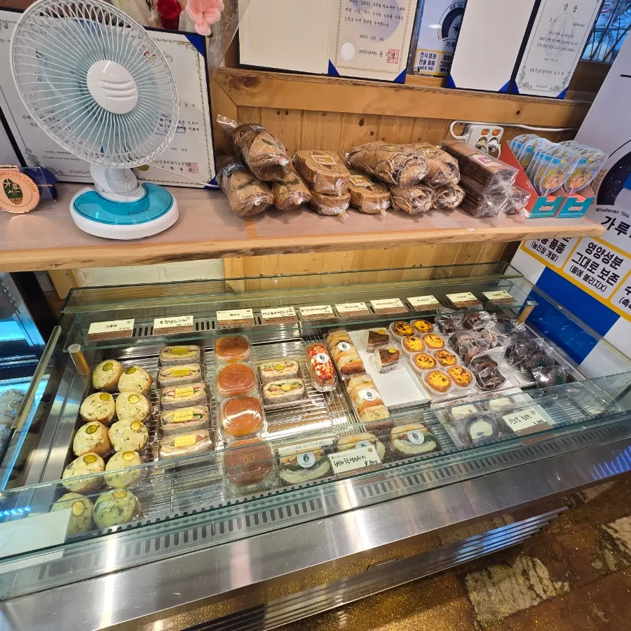 View of the bread display shelves at Hongyun Bakery