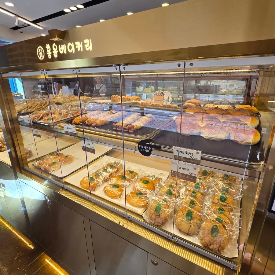 Single bread menu items at Hongyun Bakery