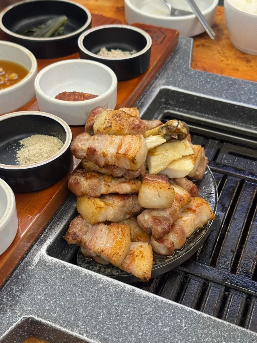 삼겹살과 소금구이 고기