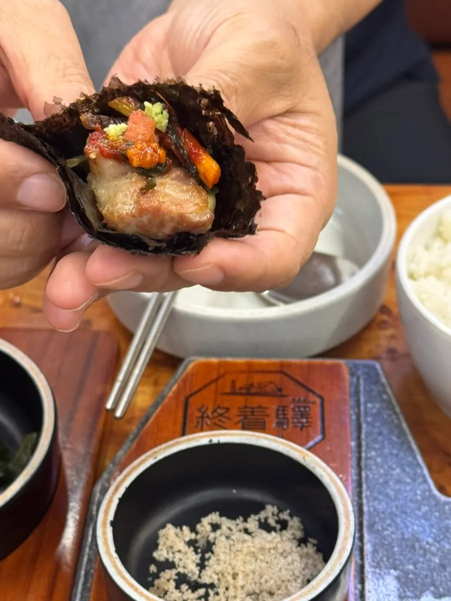 직원 구이 중인 고기 불판