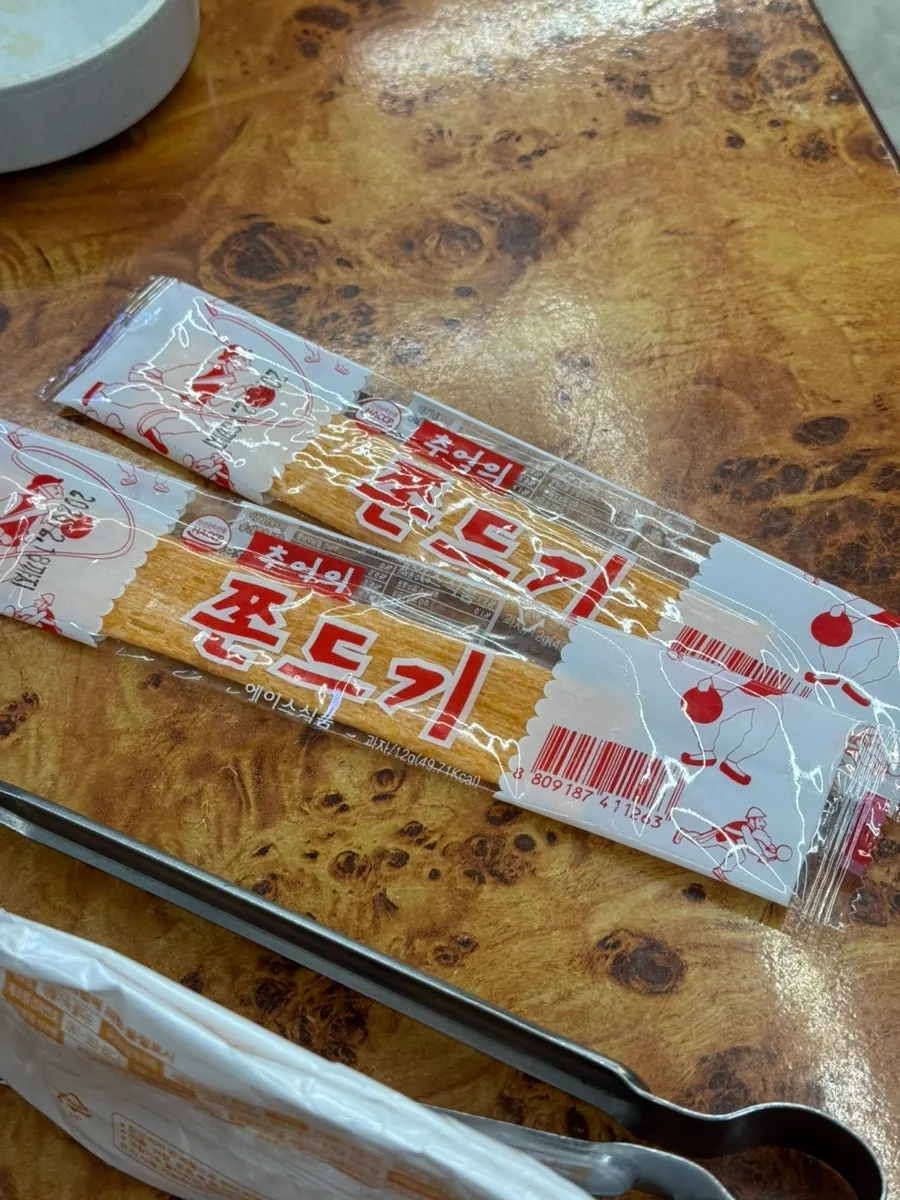 소스와 함께 먹는 구운 고기