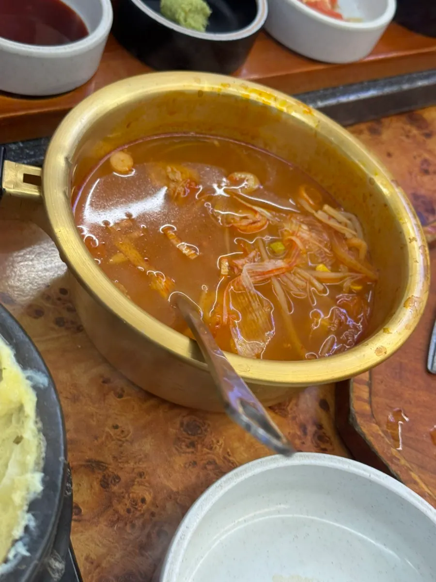 계란찜과 고기 식사 구성
