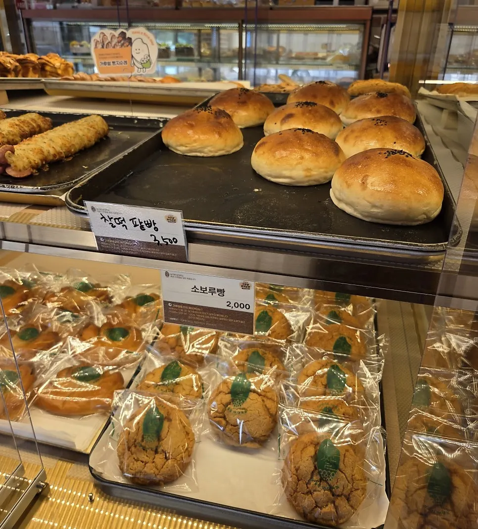매장 한쪽 빵 매대