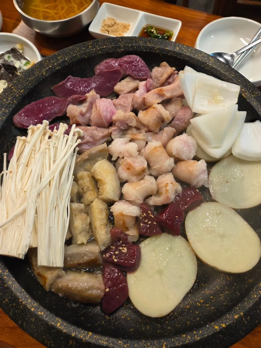 사장님이 불판에서 곱창을 손질하는 모습