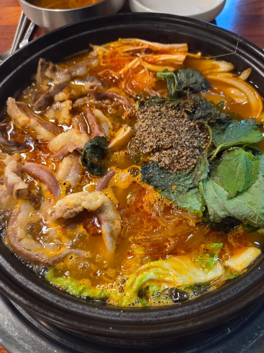 깻잎과 당면이 올라간 곱창전골 냄비