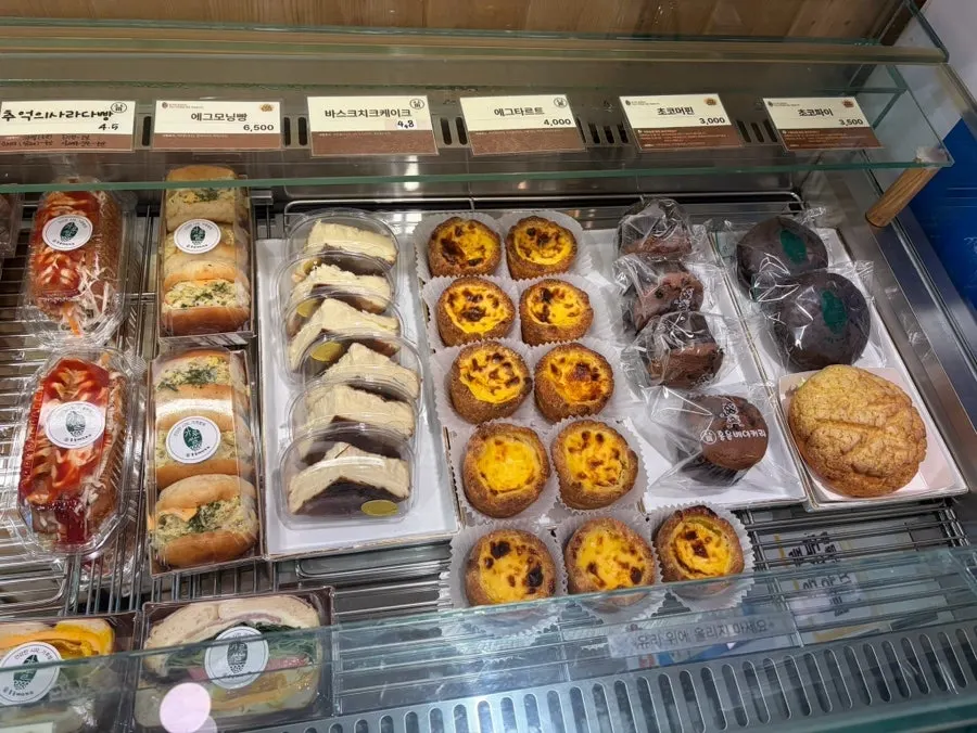 Display case with egg tarts