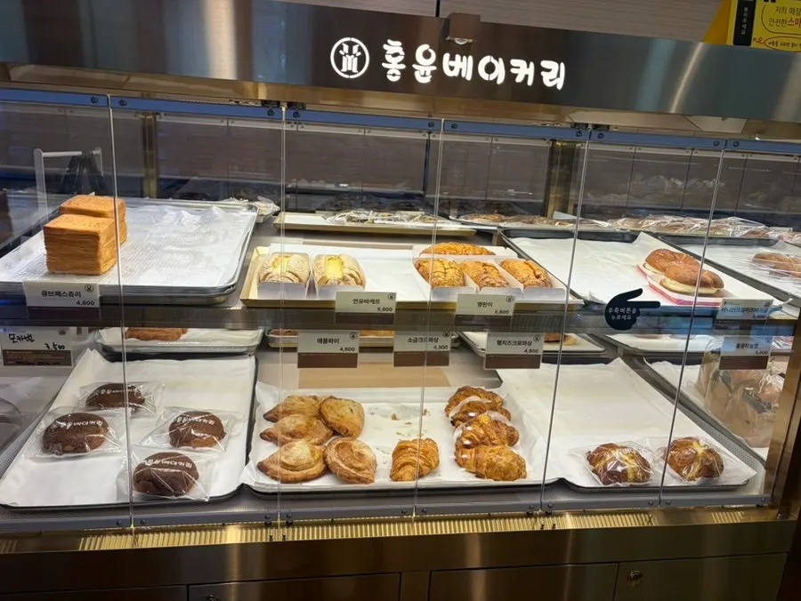 Roll cakes on display