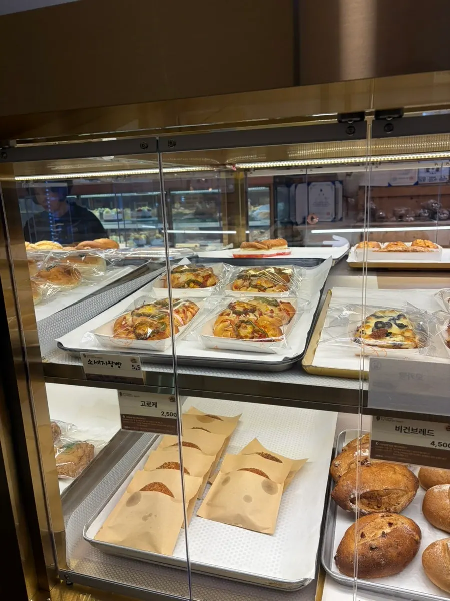 Bread display shelves at Hongyun Bakery