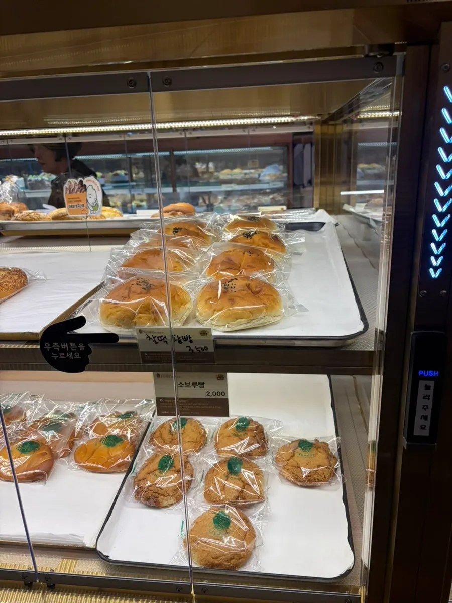 Vertical bread display corner