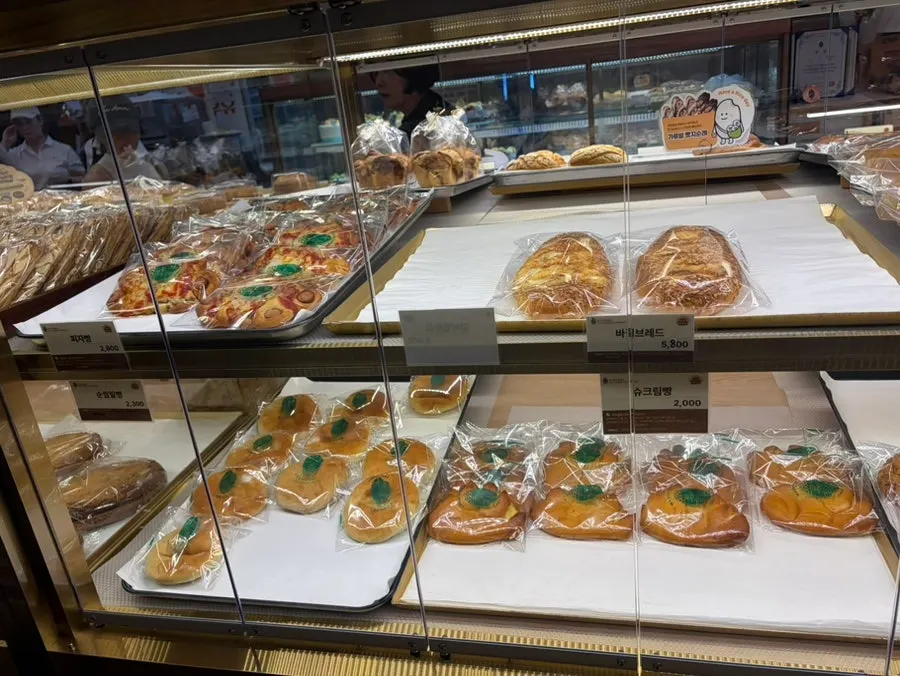 Desserts kept in the showcase