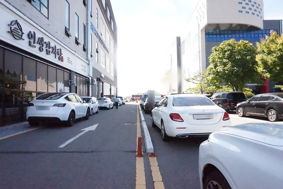 Parking space beside the building at Insaeng Gamjatang Gunsan Branch