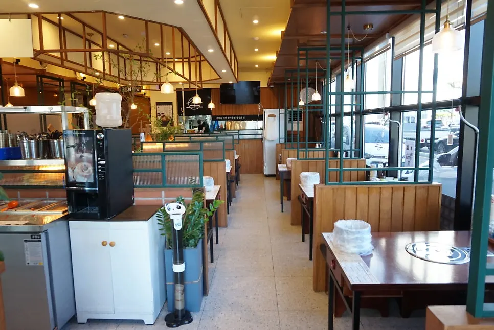 Spacious dining hall inside Insaeng Gamjatang Gunsan Branch