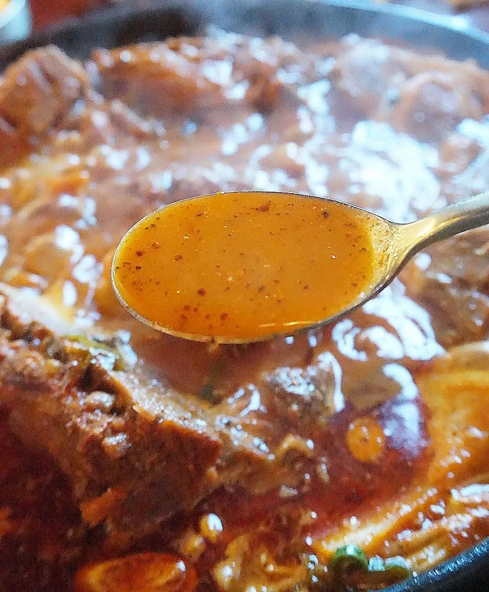 Broth of the medium-spice ugeoji gamjatang