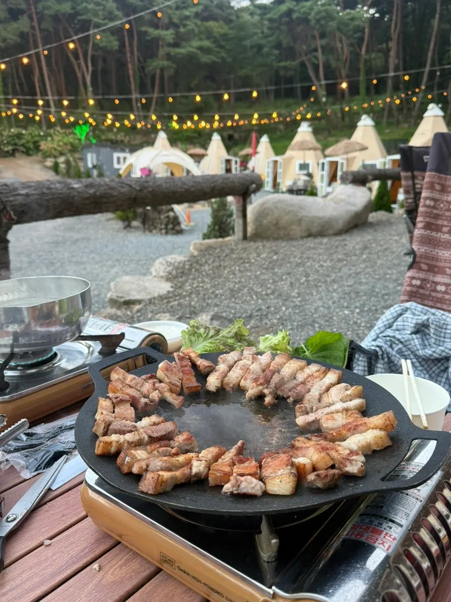 Searing meat outdoors over charcoal