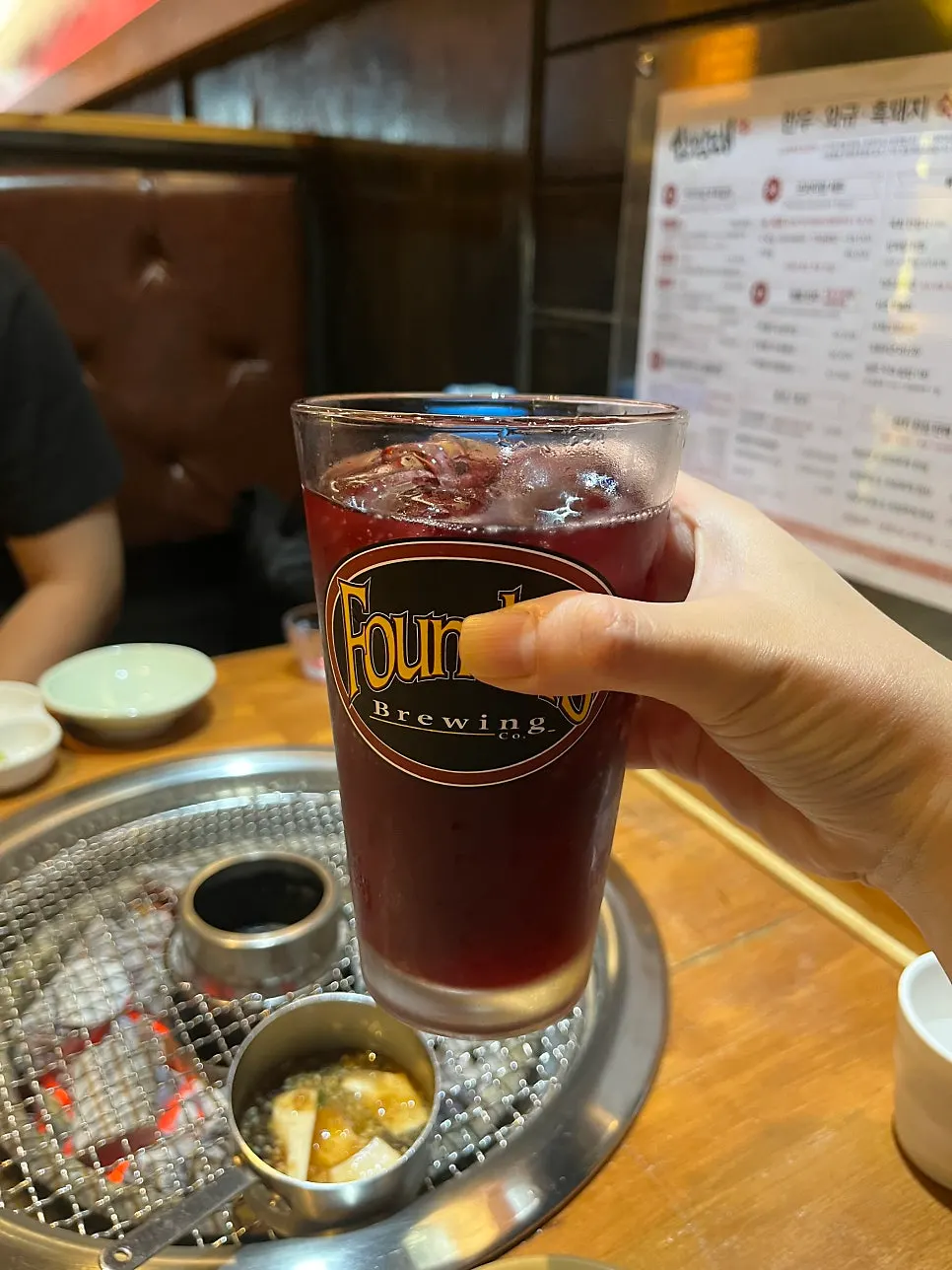 고기 찍어 먹을 소스가 놓인 테이블