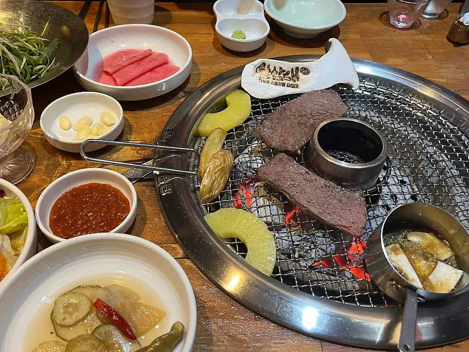 불판 앞 식사 준비를 마친 테이블