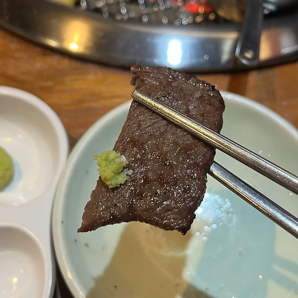 직원 그릴링 서비스로 구워지는 소고기