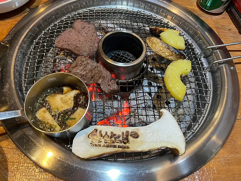 불이 없는 쪽으로 옮겨둔 구운 고기와 곁들이