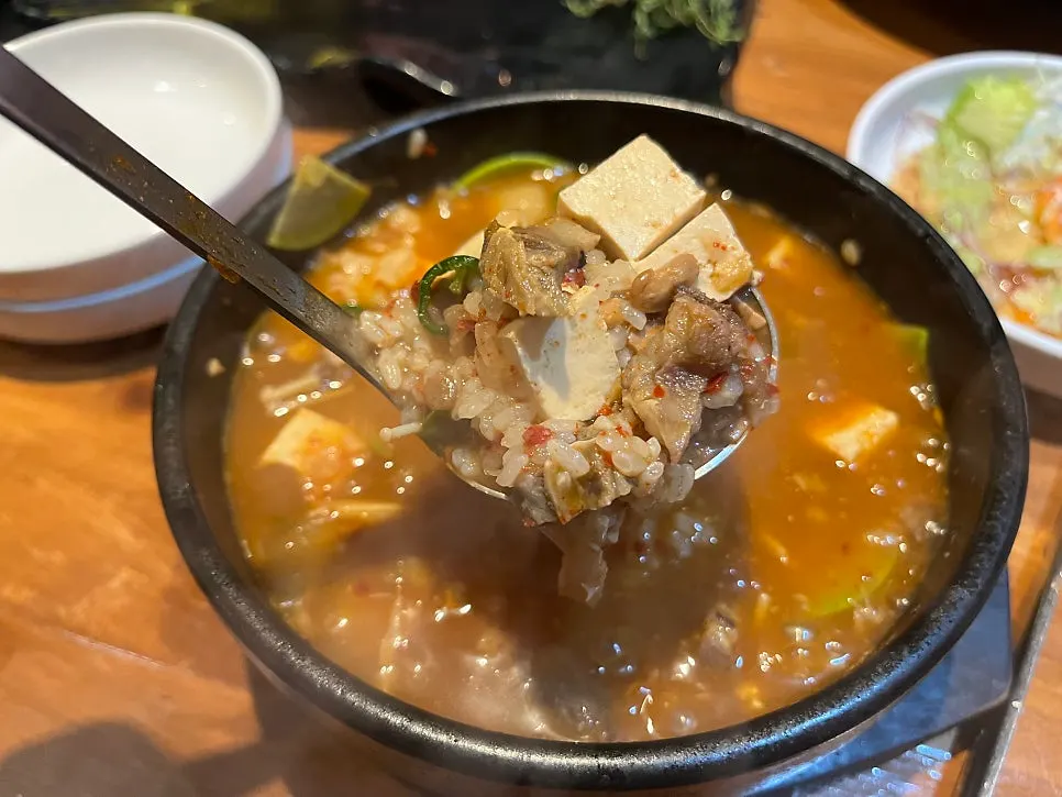 파인애플 감자 버섯을 함께 구운 불판