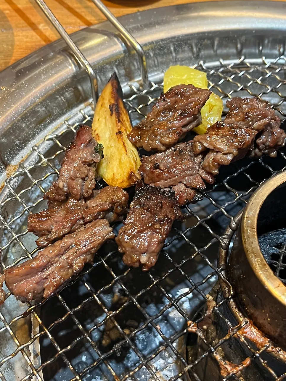 술밥을 덜어 먹는 모습