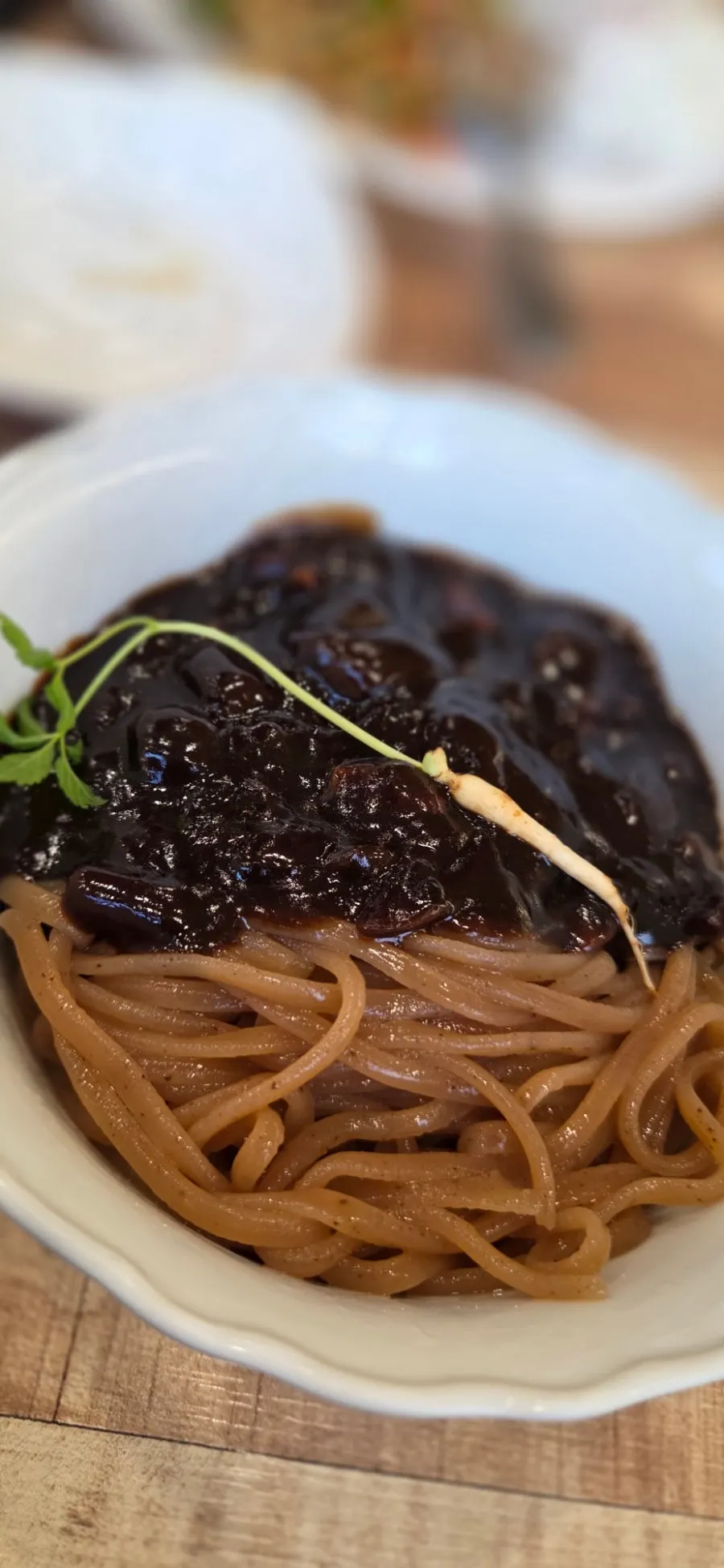 후식으로 나온 짜장면 한 그릇