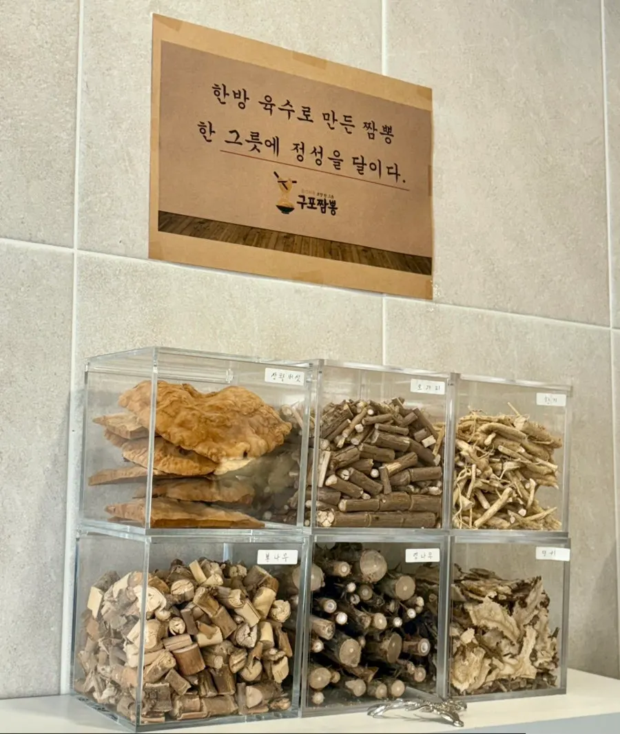 벽을 보고 앉는 1인 좌석