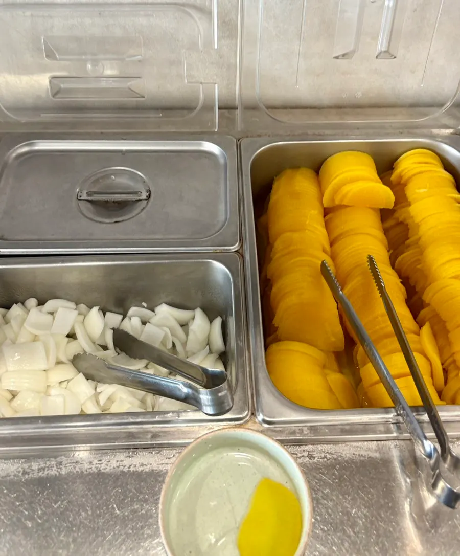 반찬과 앞접시를 놓은 셀프바
