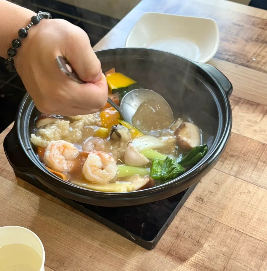 김이 오르는 해물누룽지탕
