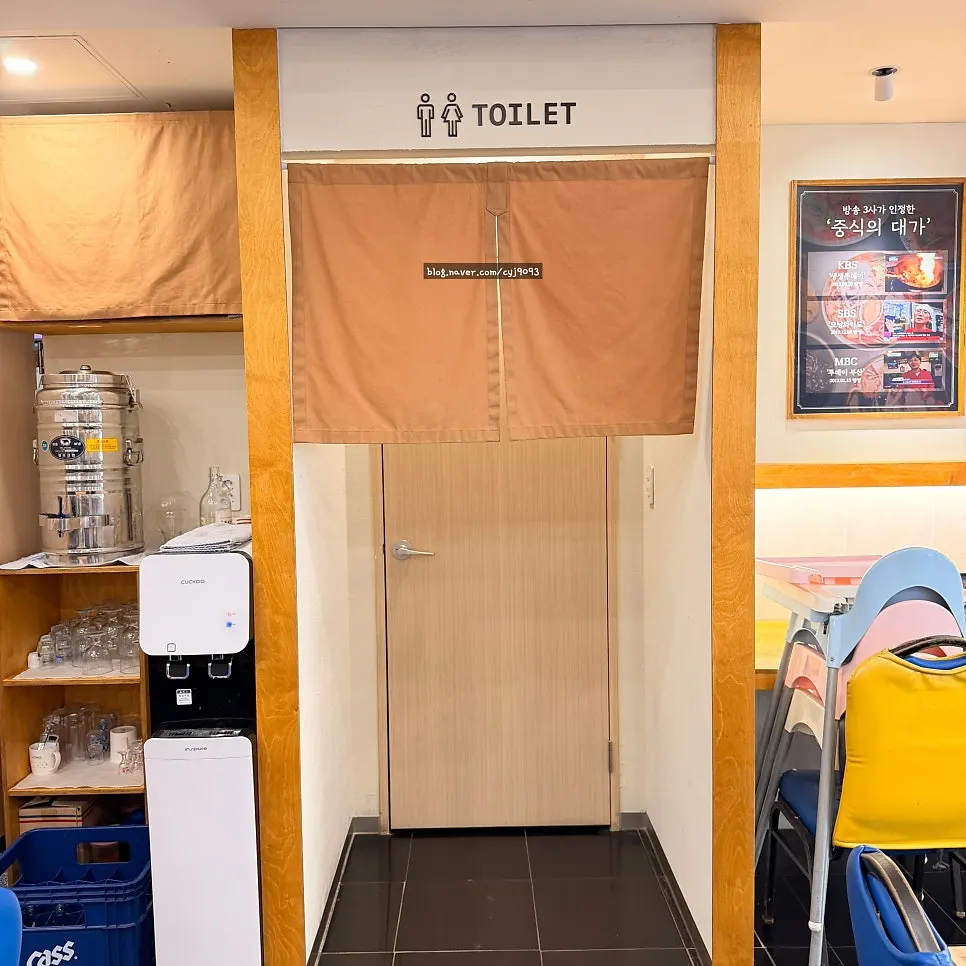 Amenities including disposable aprons and baby chairs