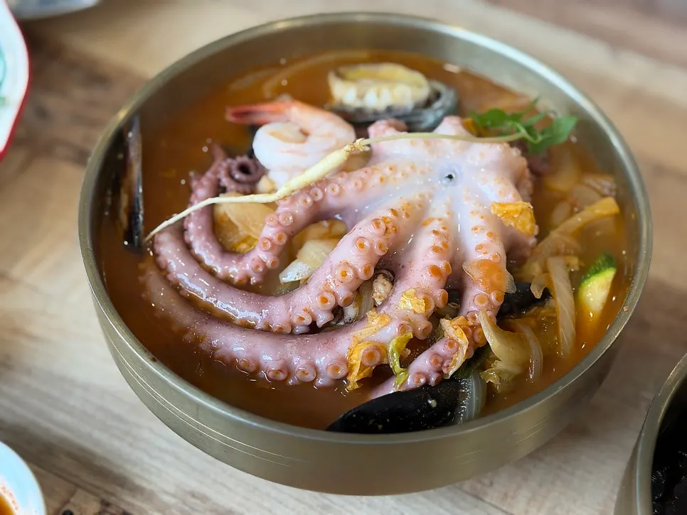 Tangsuyuk dipped in sauce