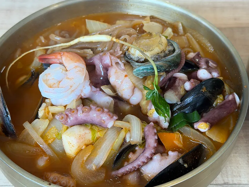 Jjambbong seafood cut with scissors