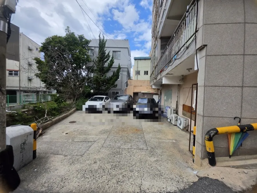 Exterior of Gupo Jjambbong showing parking space behind the building