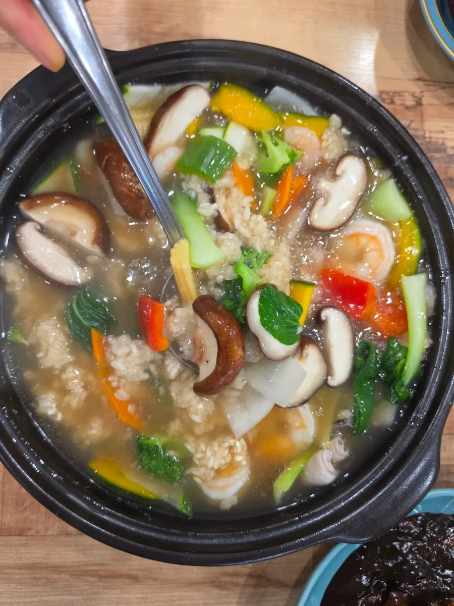 Seafood and mushroom sauce for the scorched rice soup