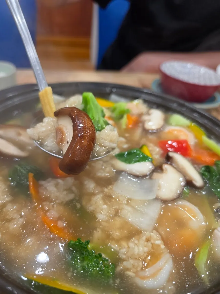 Close-up of the crispy scorched rice and seafood sauce