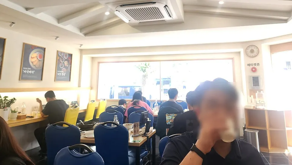 테이블이 넉넉한 구포짬뽕 매장 내부