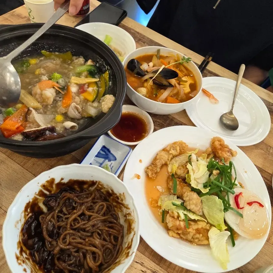 The ₩15,000 per person lunch special spread