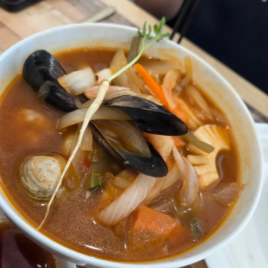 Jjambbong toppings including ginseng