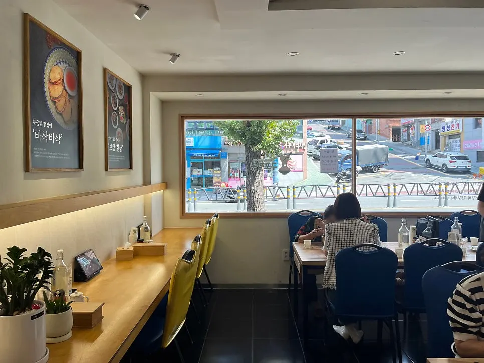 View of the dining hall tables at Gupo Jjambbong Gupo Main Branch