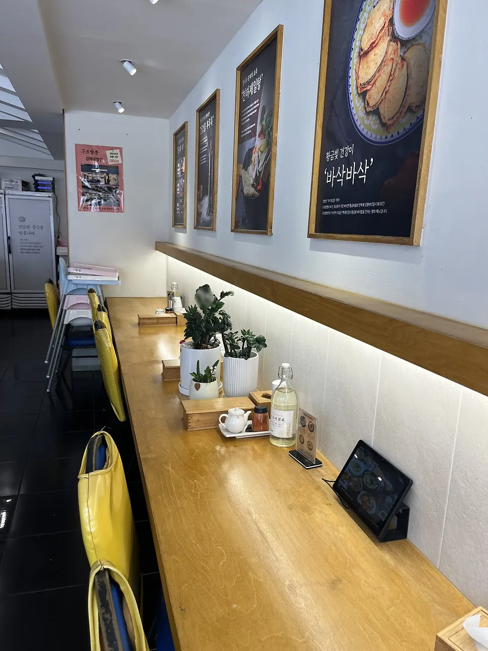 Bar seating at Gupo Jjambbong for solo dining