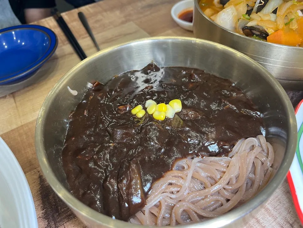Lifting chogyabeoseot noodles out of the jjambbong broth