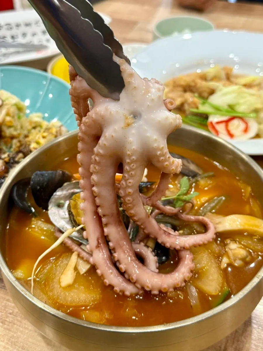 해물이 푸짐하게 올라간 낙지전복짬뽕