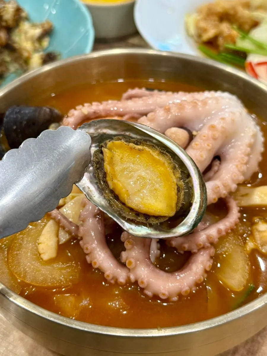 두툼한 낙지와 전복이 보이는 짬뽕