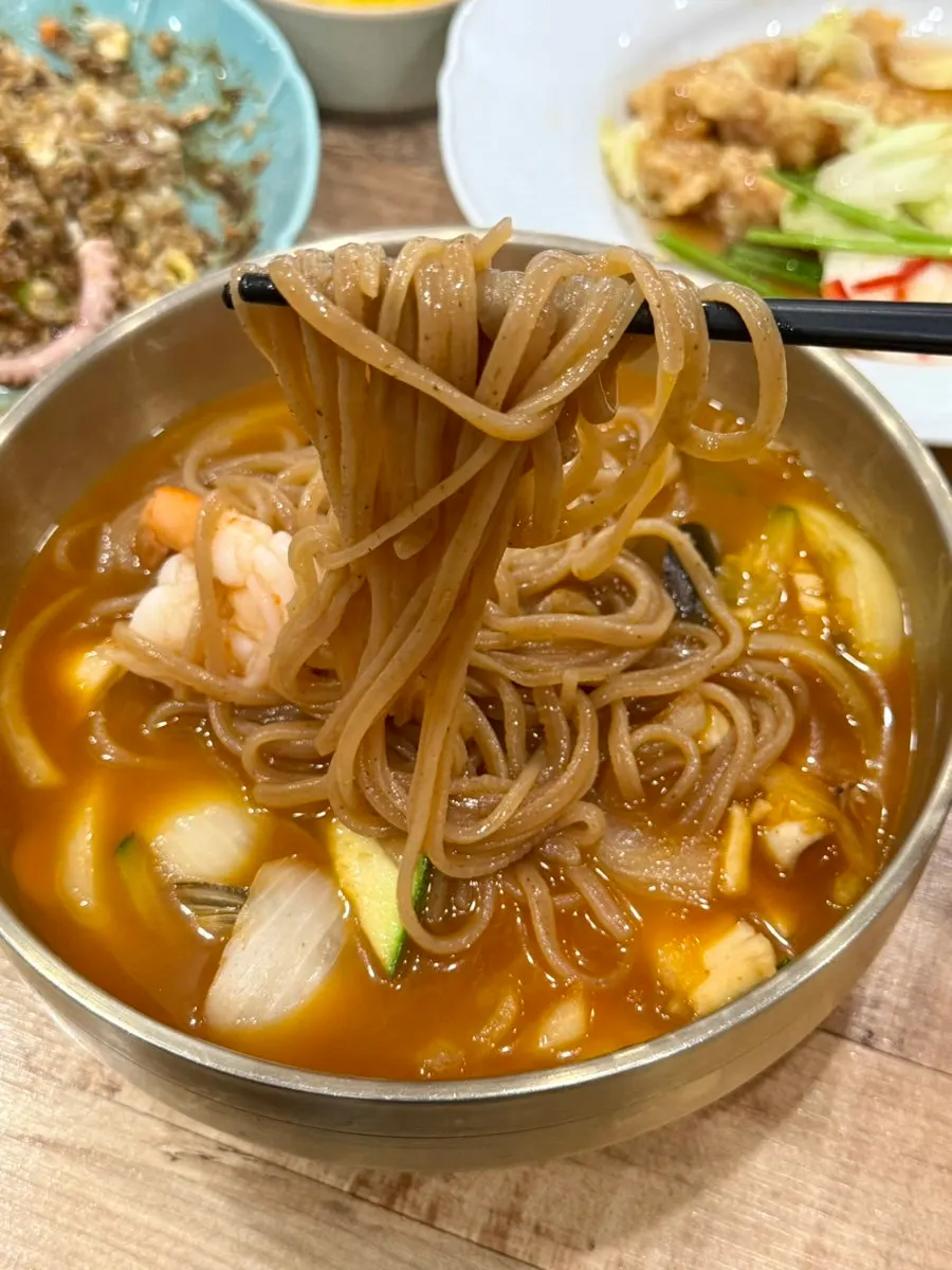 면을 건져 올린 낙지전복짬뽕