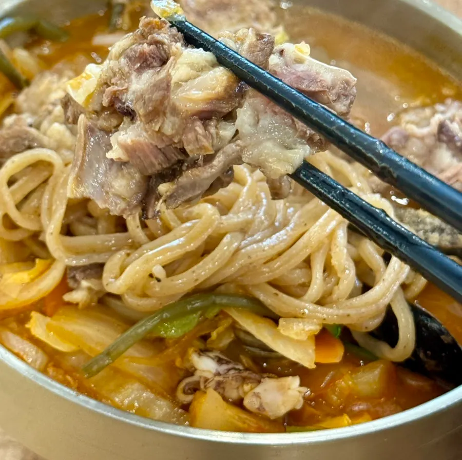 Lifting up the handmade jjambbong noodles