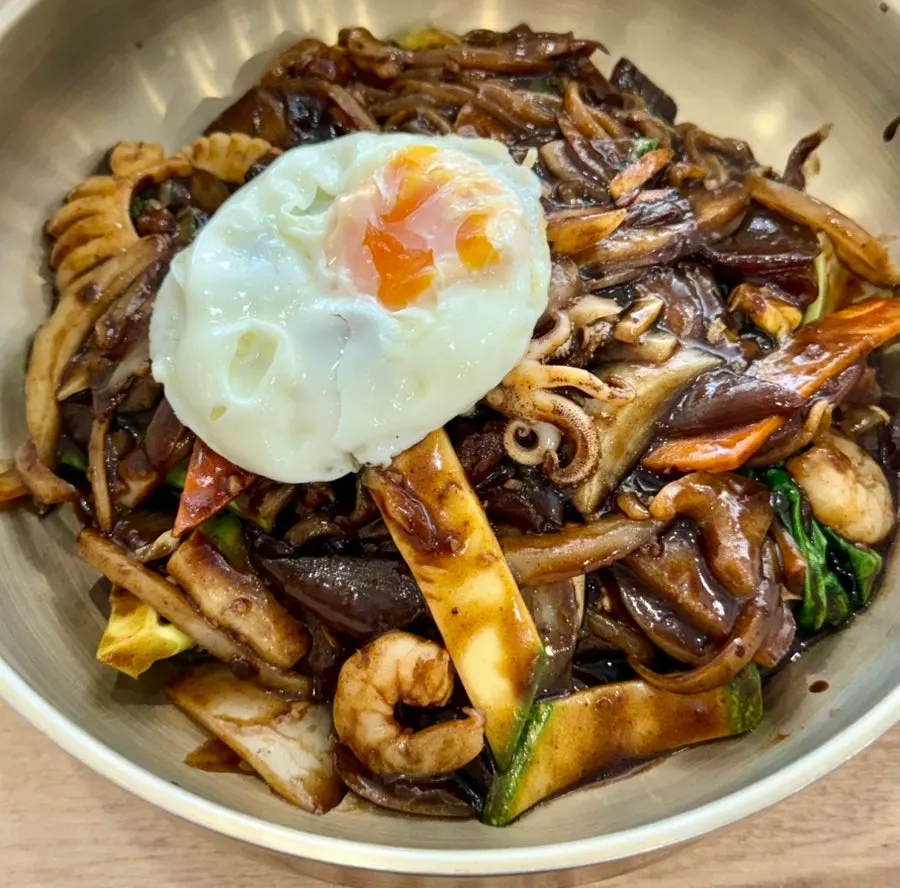 Jjambbong broth and seafood pieces
