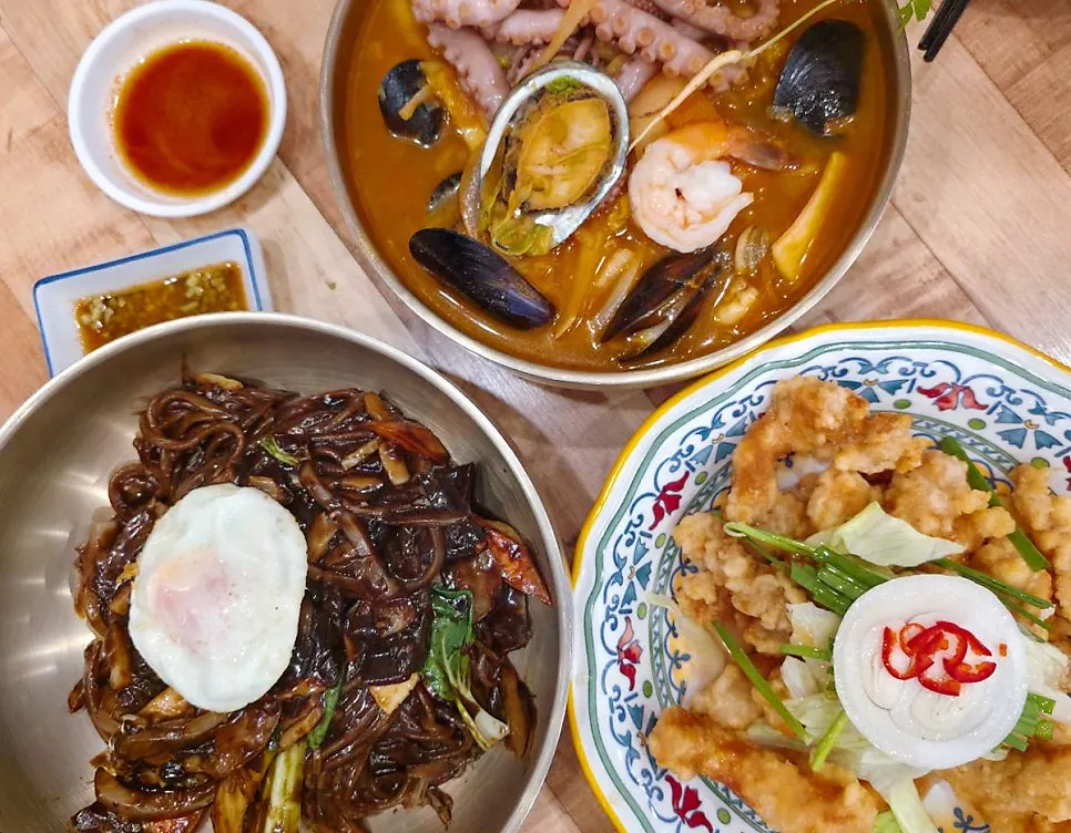 Seafood-packed jjambbong broth and noodles