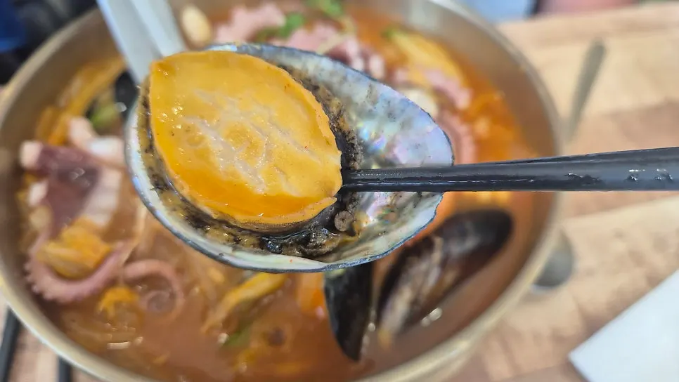 Two bowls of Gupo Jjambbong's signature jjambbong