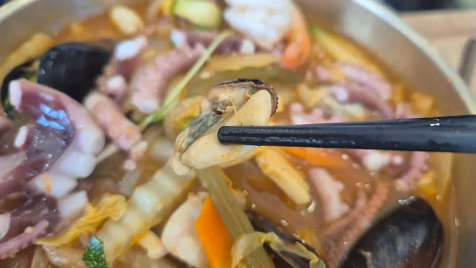 Chewy octopus and shellfish toppings in the jjambbong
