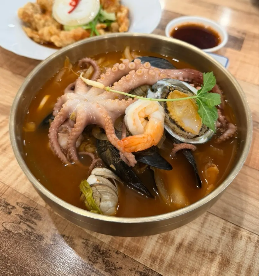 Octopus-abalone jjambbong piled high with seafood